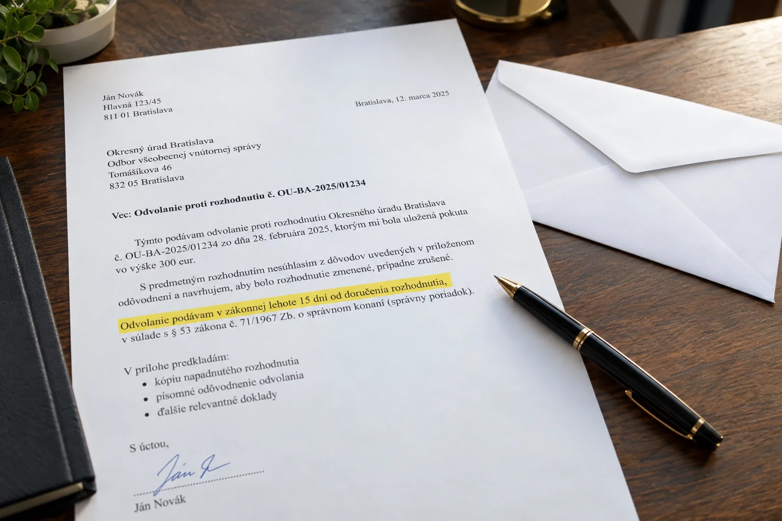 Vytlačené odvolanie so zvýrazneným odsekom o lehote, pero a obálka